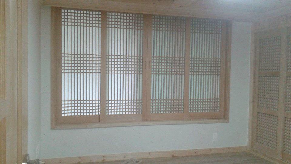 격자창과 원목 천장
