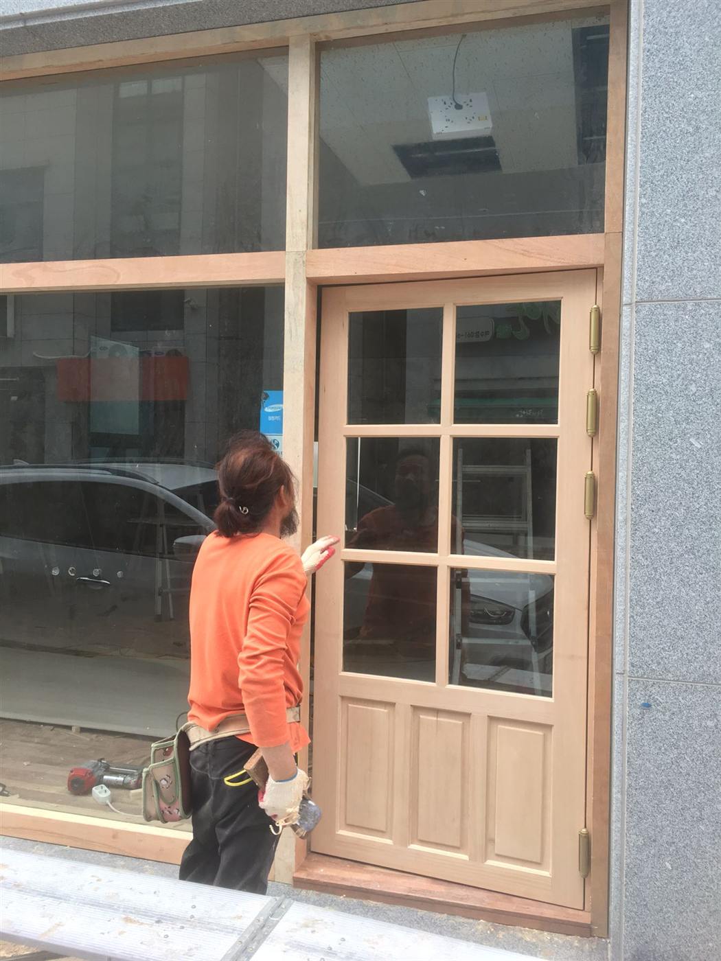 카페 원목 출입문