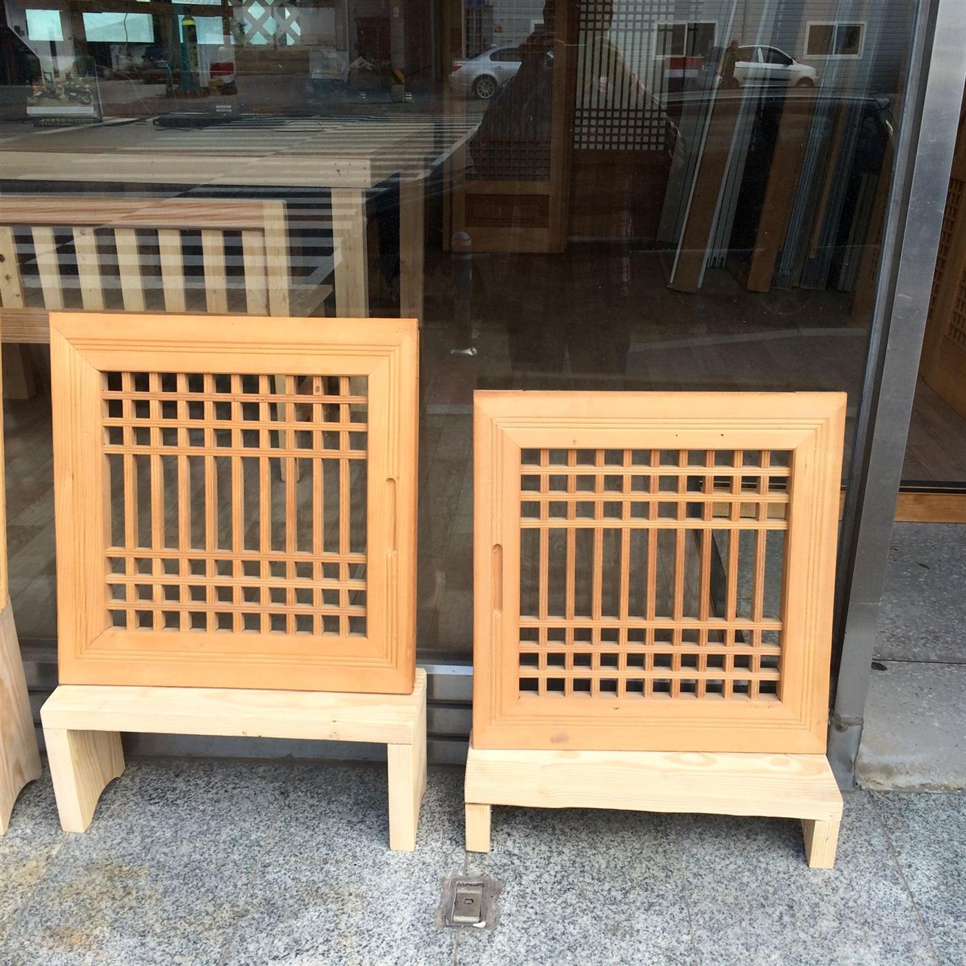 격자 협탁 두 개